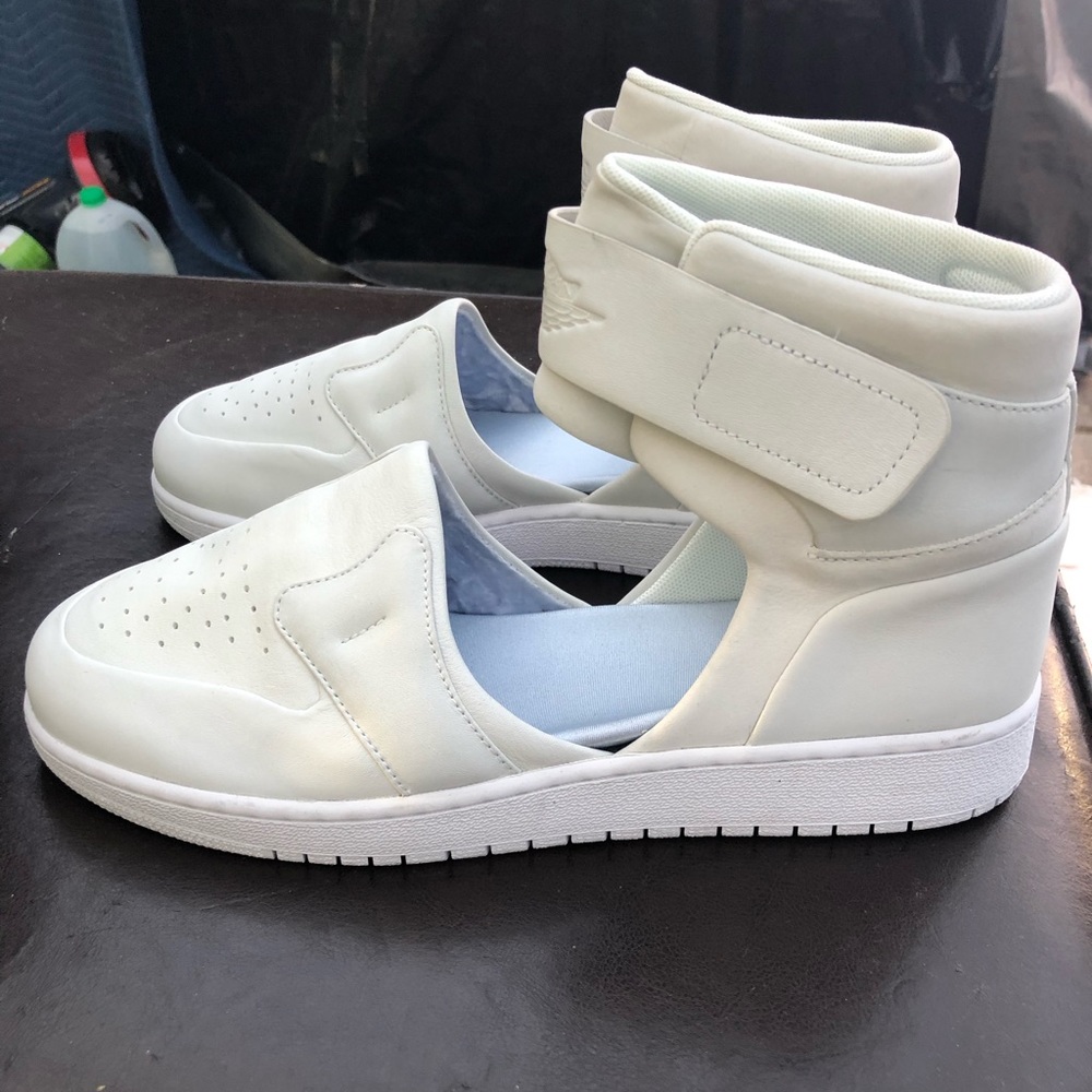 Unisex Air Jordan, women 12.5, men 10.5